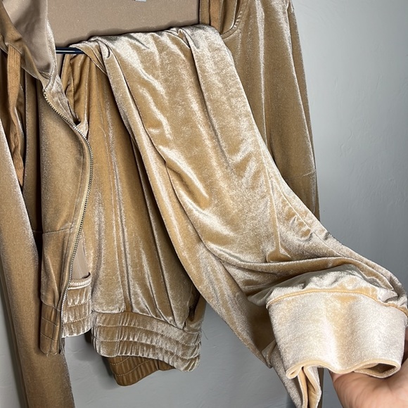 Two piece set - Picture 2 of 2